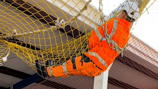 Wie ein Schutznetz in der Baustelle für mehr Sicherheit sorgt