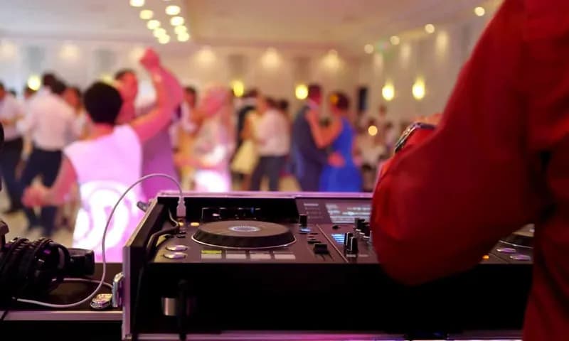 Von der Zeremonie bis zum Empfang: Wie ein Hochzeits-DJ Ihre Hochzeit bereichern kann