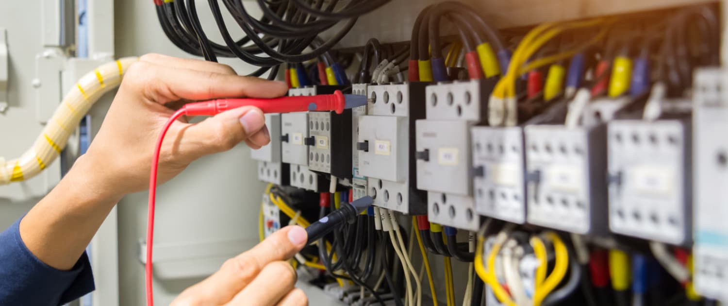 Prüfung elektrischer Anlagen: Bedeutung für die Arbeitsplatzsicherheit