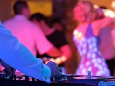 Tanzen Sie die Nacht durch: Warum Ihr Hochzeits-DJ wichtig ist