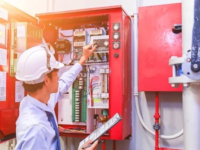 Prüfung elektrischer Anlagen: Bedeutung für die Arbeitsplatzsicherheit