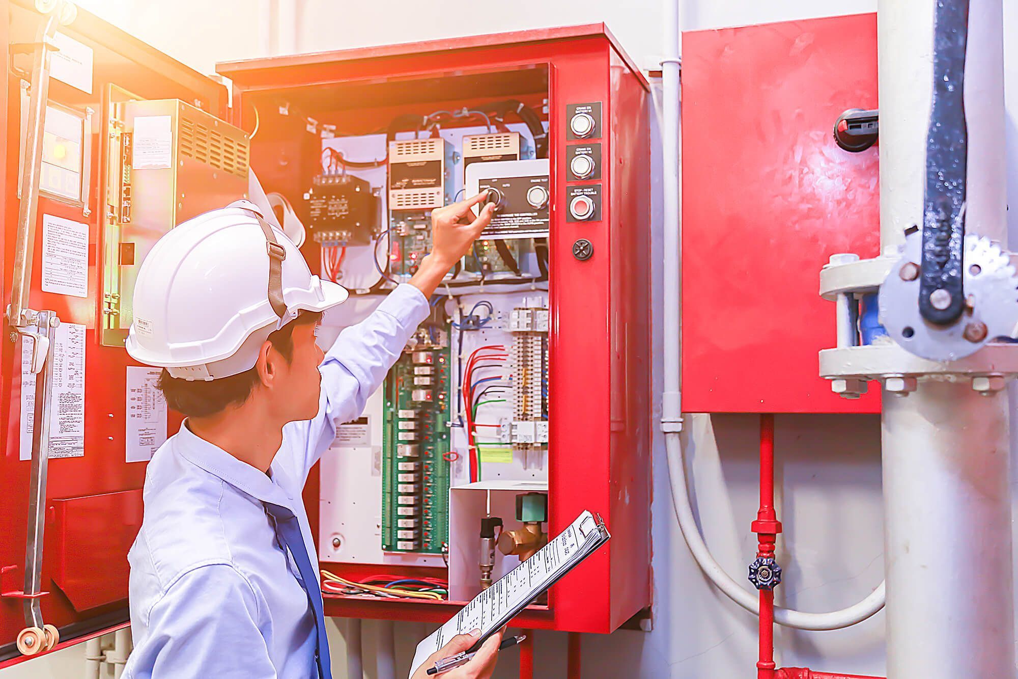 Prüfung elektrischer Anlagen: Bedeutung für die Arbeitsplatzsicherheit