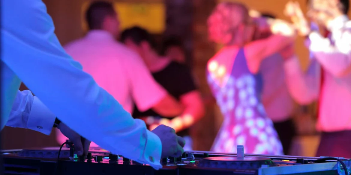 Tanzen Sie die Nacht durch: Warum Ihr Hochzeits-DJ wichtig ist